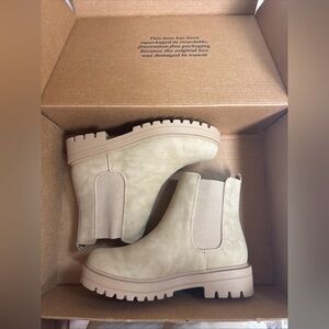 SODA Women Lug Sole Low Heel Chelsea Fashion Ankle Boot - Size 9